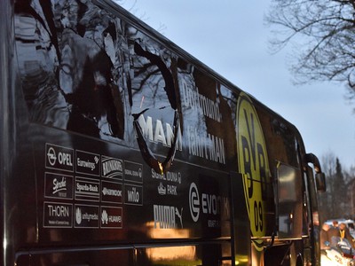 Zničený autobus Borussie Dortmund po výbuchoch