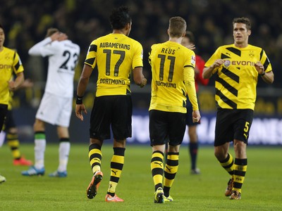 Christoph Kramer (23) a radujúci sa hráči Dortmundu