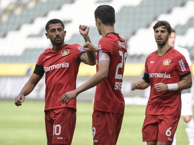 Stredopoliar Leverkusenu Kai Havertz oslavuje svoj gól