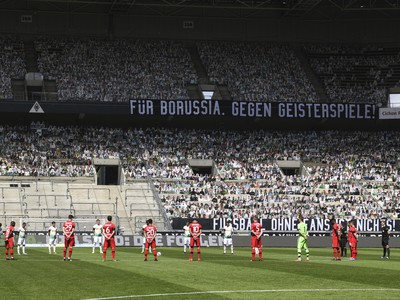 Počas zápasu povzbudzovalo Borussiu Mönchengladbach proti Bayeru Leverkusen 13-tisíc papierových divákov