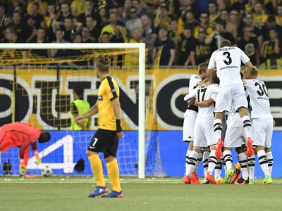 Futbalisti Borussie Mönchengladbach oslavujú gól proti Young Boys Bern