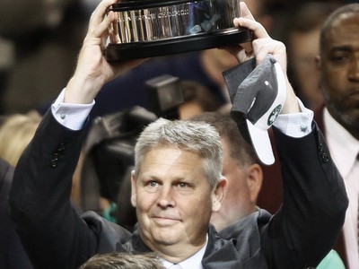 Danny Ainge s trofejou