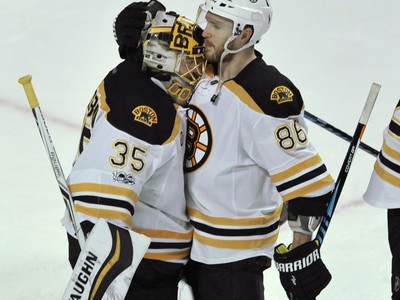 Hráči Bruins oslavujú triumf na ľade Chicaga