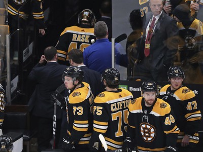 Sklamaní hráči Bostonu opúšťajú ľadovú plochu