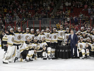 hráči Bostonu pózujú s trofejou Princa Waleského po víťazstve vo finále Východnej konferencie po štvrtom zápase finále play off Východnej konferencie hokejovej NHL