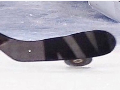 Nevšedný spôsob lepenia pásky na hokejku v podaní Davida Pastrňáka