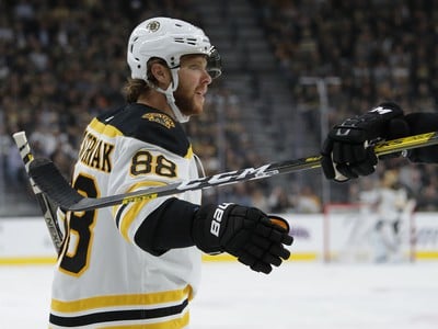 Hokejista Bostonu Bruins David Pastrňák sa teší po strelení gólu