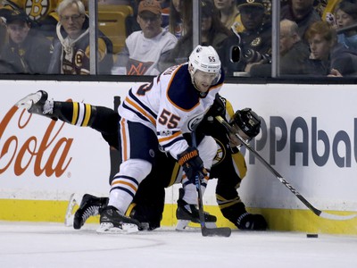 Zápasová momentka zo súboja Bostonu Bruins a Edmontonu Oilers