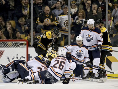 Zápasová momentka zo súboja Bostonu Bruins a Edmontonu Oilers