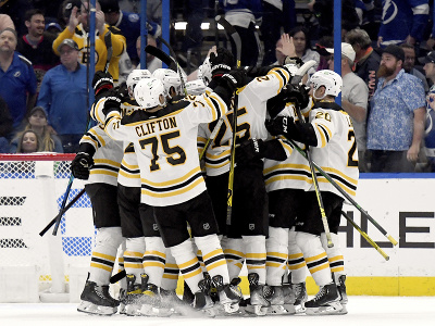 Hráči Bostonu Bruins oslavujú víťazný gól Charlieho Coyla v predĺžení