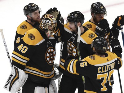 Hráči Bostonu Bruins oslavujú víťazstvo