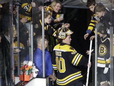 Brankár Bostonu Tuukka Rask dáva svoju hokejku mladému fanúšikovi