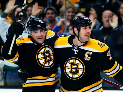 Zdeno Chára a Johnny Boychuk sa tešia z gólu