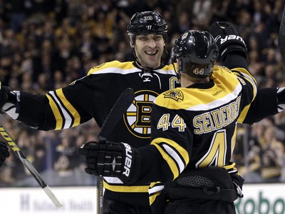 Zdeno Chára a Dennis Seidenberg