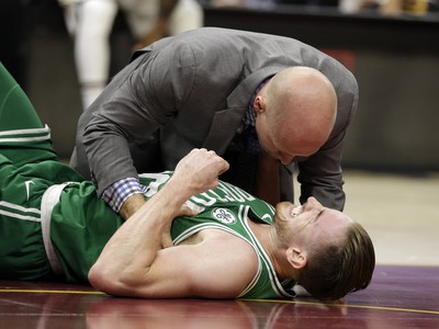 Gordon Hayward si pri debute za Boston Celtics brutálnym spôsobom zlomil členok