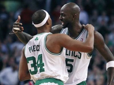 Hráči Boston Celtics oslavujú