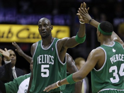 Kevin Garnett a Paul Pierce sa tešia z víťazstva
