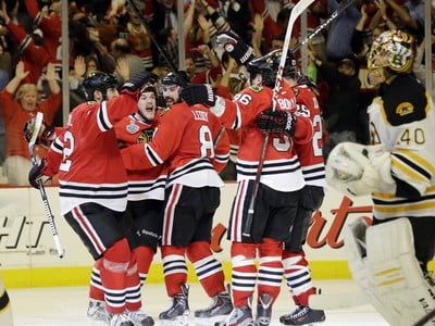 Radosť hokejistov Chicaga po rozhodujúcom góle do siete Bostonu