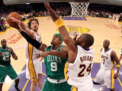 Rajon Rondo bránený Kobeom