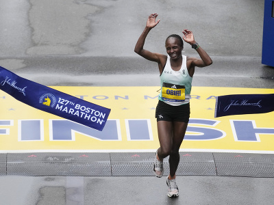 Keňanka Hellen Obiriová oslavuje triumf v cieli Bostonského maratónu