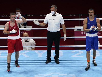  Arménsky boxer Arman Darčiňan (vľavo) sa teší po výhre nad Slovákom Andrejom Csemezom v osemfinálovom súboji hmotnostnej kategórie do 75 kg