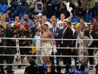 Ukrajinský boxer Oleksandr Usyk obhájil tituly