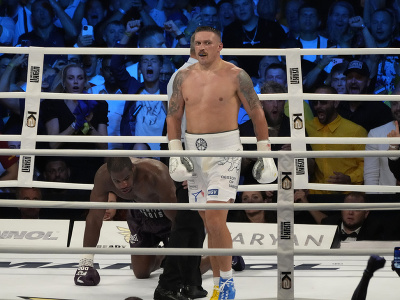 Ukrajinský boxer Oleksandr Usyk porazil vo Vroclavi britského vyzývateľa Daniela Duboisa a obhájil tituly 