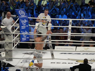 Ukrajinský boxer Oleksandr Usyk porazil vo Vroclavi britského vyzývateľa Daniela Duboisa a obhájil tituly 