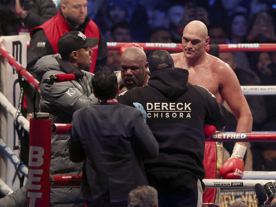 Tyson Fury zdolal Dereka Chisoru a obhájil titul majstra sveta