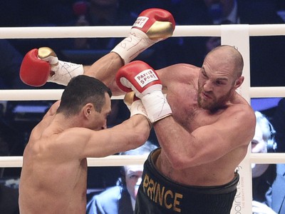 Tyson Fury senzačne zdolal 11 rokov neporazeného Vladimira Klička