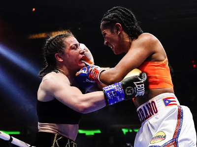 Katie Taylorová a Amanda Serranová v historickom súboji ženského boxu