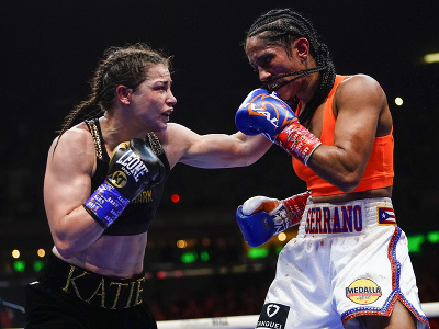 Katie Taylorová a Amanda Serranová v historickom súboji ženského boxu