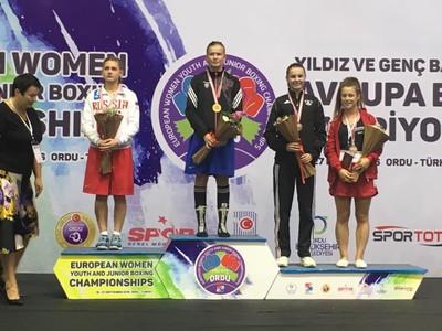 Mladučká Jessica Triebeľová (v strede) v Turecku vybojovala zlatú medailu