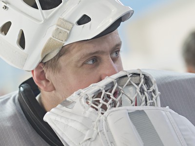 Brankár Branislav Konrád počas tréningu slovenských hokejistov v tréningovej hale Športového paláca Jubilejnyj v Petrohrade