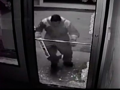 Zlodej prezlečený za brankára vykradol pumpu