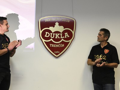 Kapitán Dukly Trenčín Branko Radivojevič (vľavo) a prokurista klubu Jozef Mitocha slávnostne odhaľujú nové logo HK Dukla Trenčín 