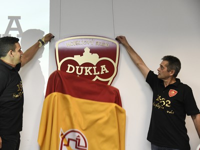 Kapitán Dukly Trenčín Branko Radivojevič (vľavo) a prokurista klubu Jozef Mitocha slávnostne odhaľujú nové logo