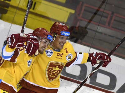 Hokejista Trenčína Marek Hecl (vľavo) sa teší po strelení gólu s kapitánom Brankom Radivojevičom