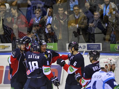 Hráči Slovana oslavujú gól Šatana, napravo obranca Minsku Richard Lintner