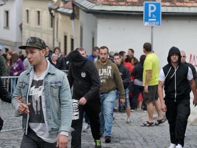 Účastníci protestu STOP islamizácii Európy! vtrhli na akciu s názvom World City Downhill Tour 2015, ktorá sa mala konať po schodoch z nádvoria Bratislavského hradu na Rybné námestie.