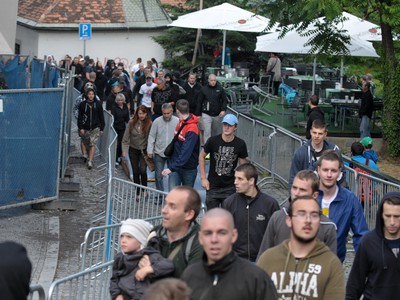 Účastníci protestu STOP islamizácii Európy! vtrhli na akciu s názvom World City Downhill Tour 2015, ktorá sa mala konať po schodoch z nádvoria Bratislavského hradu na Rybné námestie.