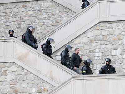 Účastníci protestu STOP islamizácii Európy! vtrhli na akciu s názvom World City Downhill Tour 2015, ktorá sa mala konať na schodoch, ktoré vedú z nádvoria Bratislavského hradu na Rybné námestie.