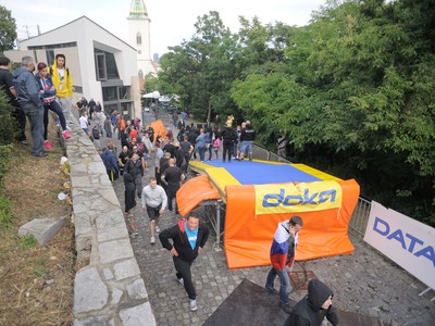 Účastníci akcie World City Downhill Tour 2015 na Bratislavskom hrade sledujú situáciu po strete účastníkov protestu STOP islamizácii Európy! s policajnými zložkami.