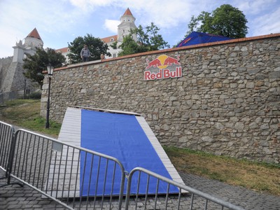 Situácia na trati World City Downhill Tour 2015 na Bratislavskom hrade po strete účastníkov protestu STOP islamizácii Európy! s policajnými zložkami. Bratislava
