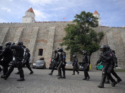 Policajné zložky a účastníci protestu STOP islamizácii Európy!, ktorí vtrhli na akciu s názvom World City Downhill Tour 2015, ktorá sa mala konať Bratislavskom hrade. 