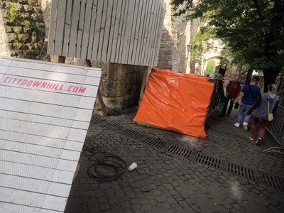 Situácia na trati World City Downhill Tour 2015 na Bratislavskom hrade po strete účastníkov protestu STOP islamizácii Európy! s policajnými zložkami