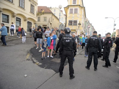 Policajné zložky a účastníci protestu STOP islamizácii Európy!, ktorí vtrhli na akciu s názvom World City Downhill Tour 2015