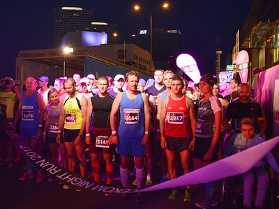 Primátor mesta Bratislava Ivo Nesrovnal (úplne vľavo) a účastníci podujatia na štarte 9. ročníka bratislavského nočného behu - Telekom Night Run 2017