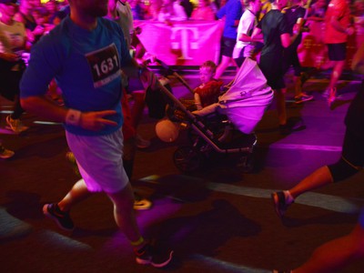 Účastníci 9. ročníka bratislavského nočného behu - Telekom Night Run 2017