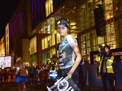 Víťazka v kategórii žien Nikola Čorbová z behame.sk v cieli 9. ročníka bratislavského nočného behu - Telekom Night Run 2017